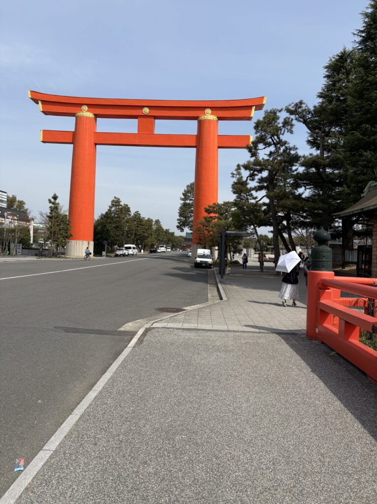 京都岡崎　大きな鳥居　平安神宮