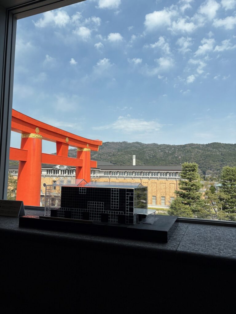 京都国立近代美術館　窓からの鳥居