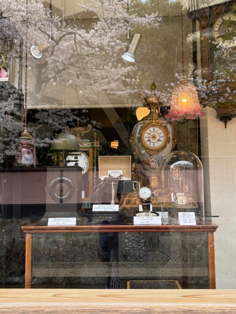 京都　白川沿い　アンティークショップ外観