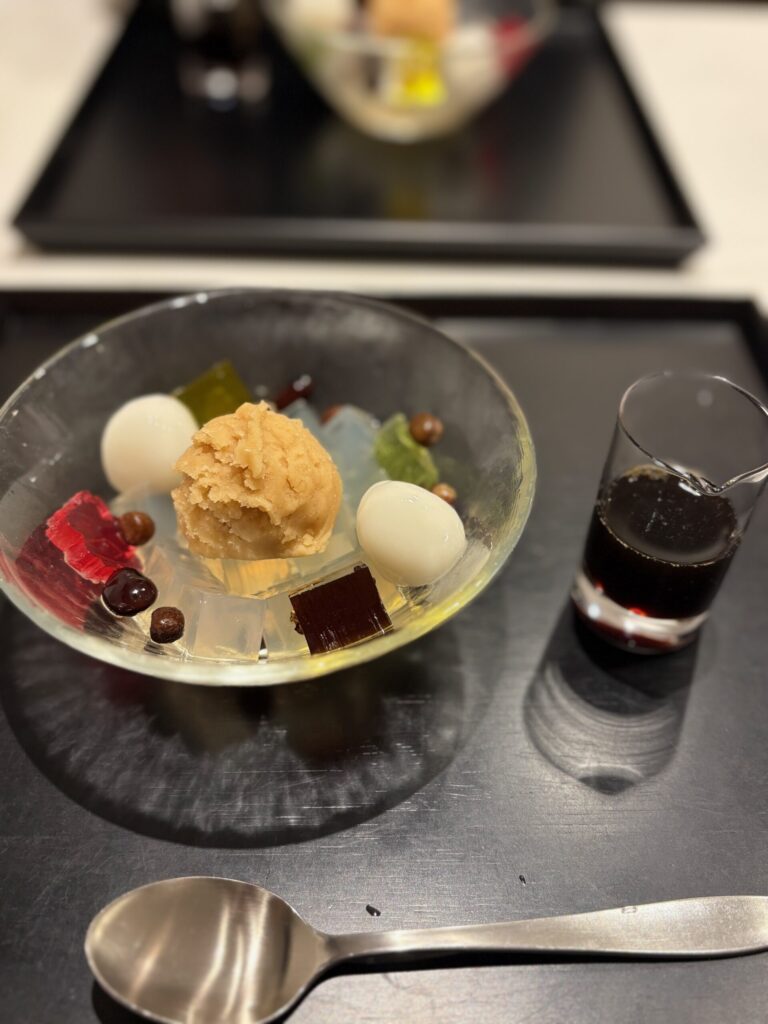 京都祇園　とらや四條南座店　店内　きな粉あんみつ