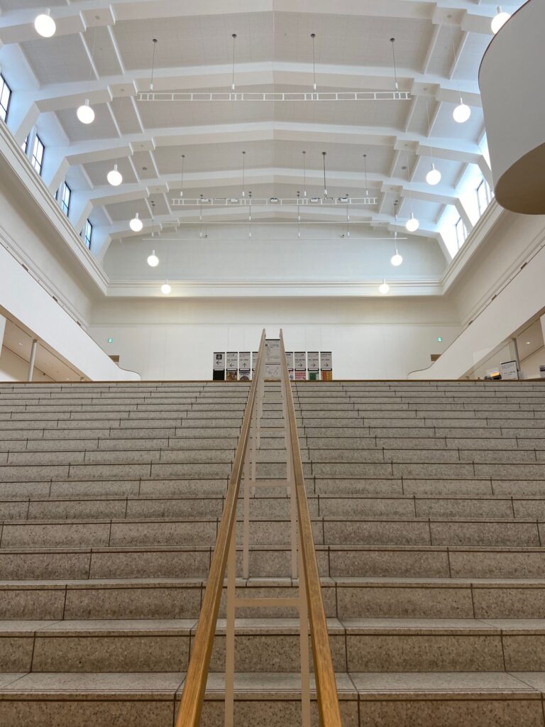 京都市京セラ美術館 館内中央ホールへの階段