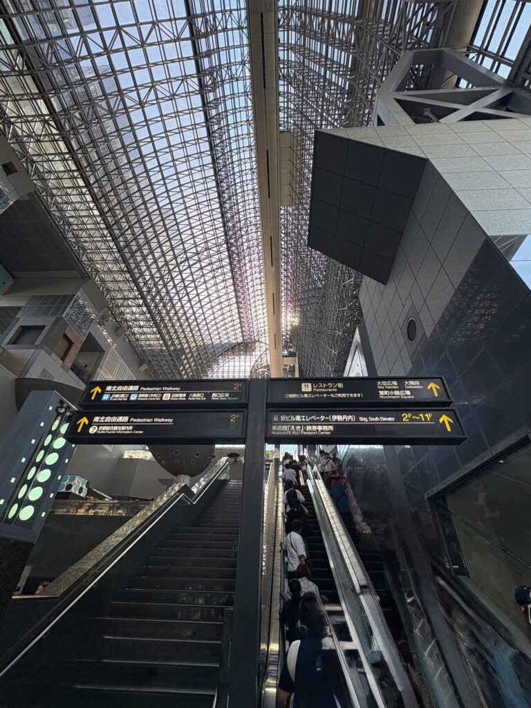 京都駅中央口2階・南北自由通路のエスカレーターと案内（伊勢丹方面）