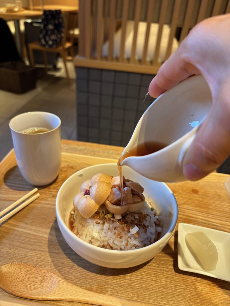 福茶の燻製鶏とほうじ茶のお茶漬けに出汁を注ぐ様子