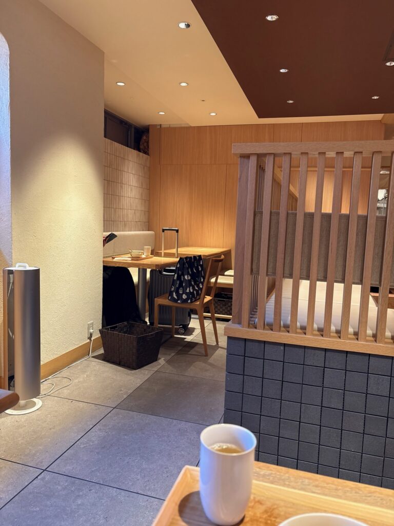 茶寮FUKUCHA京都駅店の奥のコーナー席（スーツケースも置ける落ち着いた空間