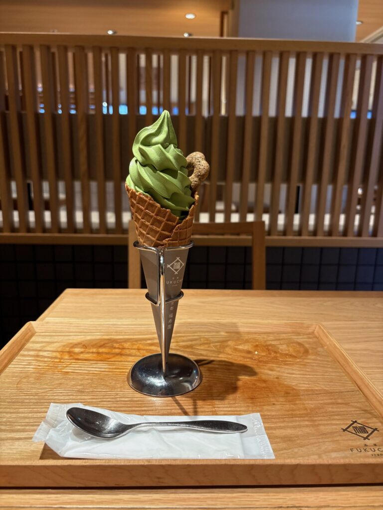 福茶（FUKUCHA）の宇治抹茶ソフトクリームと福ぼうろ