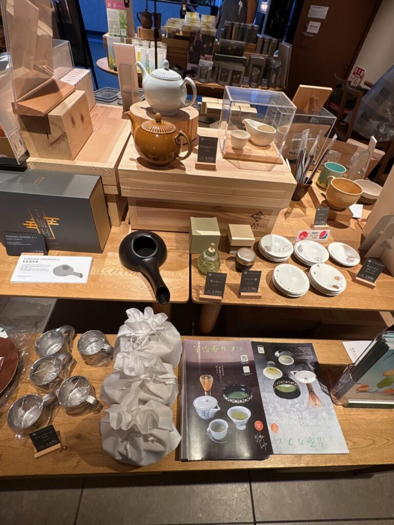 茶寮FUKUCHA京都駅店の茶道具（急須・抹茶碗）