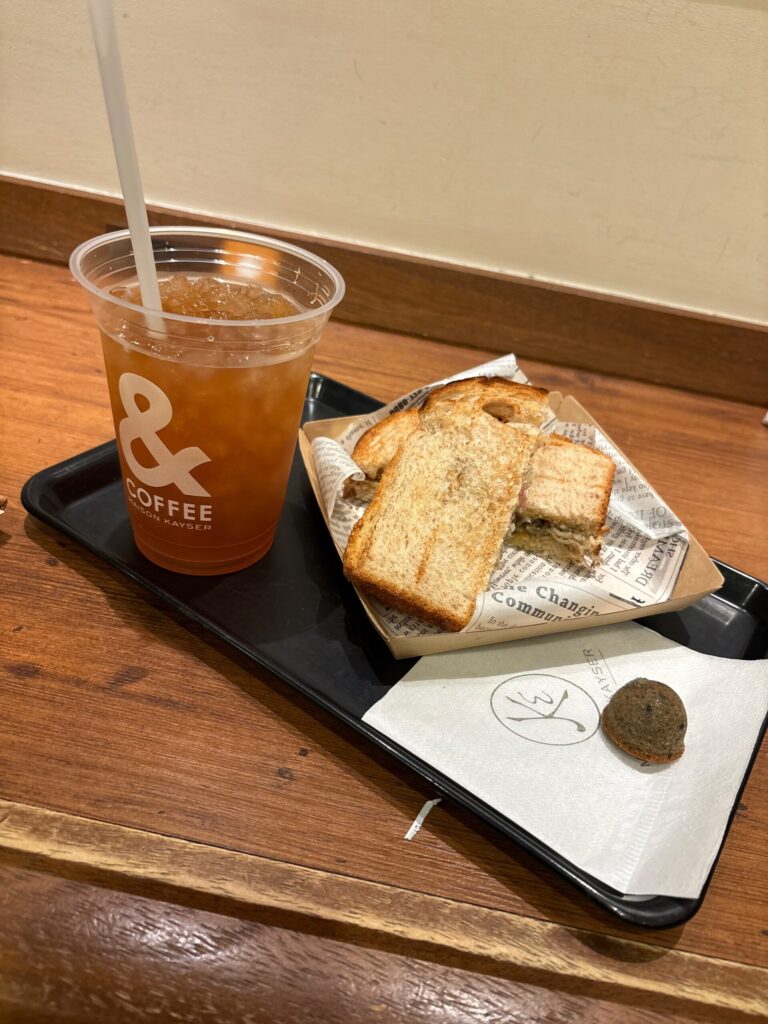 メゾンカイザー京都店限定の京和サンドとドリンク（イートイン）
