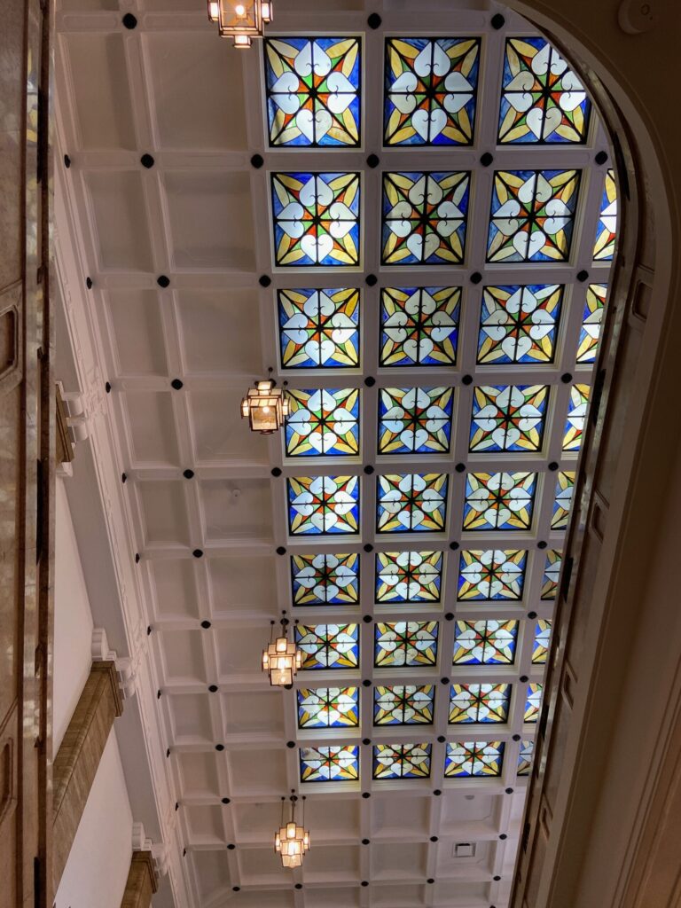 京都市京セラ美術館 館内 ステンドグラス 天井