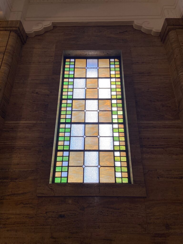 京都市京セラ美術館 館内 ステンドグラス 窓