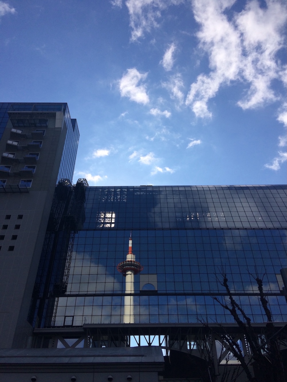 京都駅に映る京都タワー