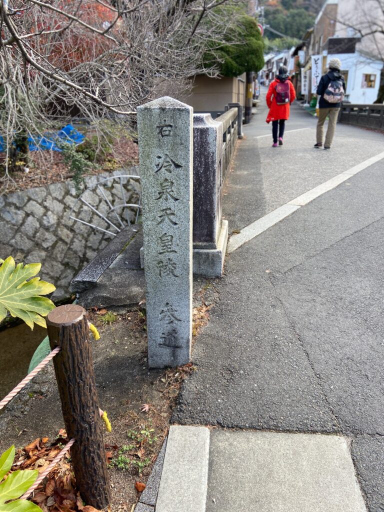 銀閣寺参道を歩く登山者2人の後ろ姿・大文字山トレッキングへ出発