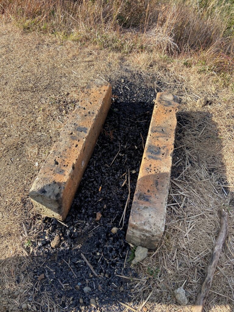 大文字山火床に残る送り火の炭・無病息災の言い伝え