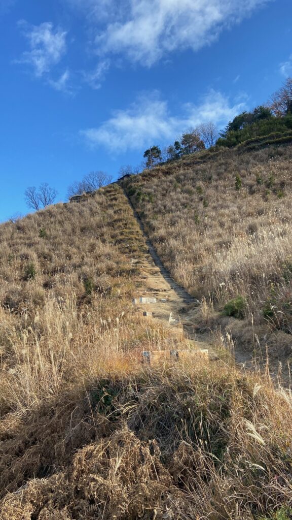 大文字山火床から山頂への石階段