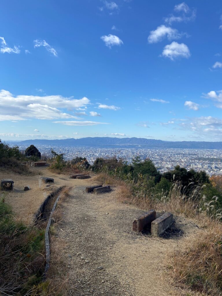 大文字山火床に残る送り火の炭・無病息災の言い伝え