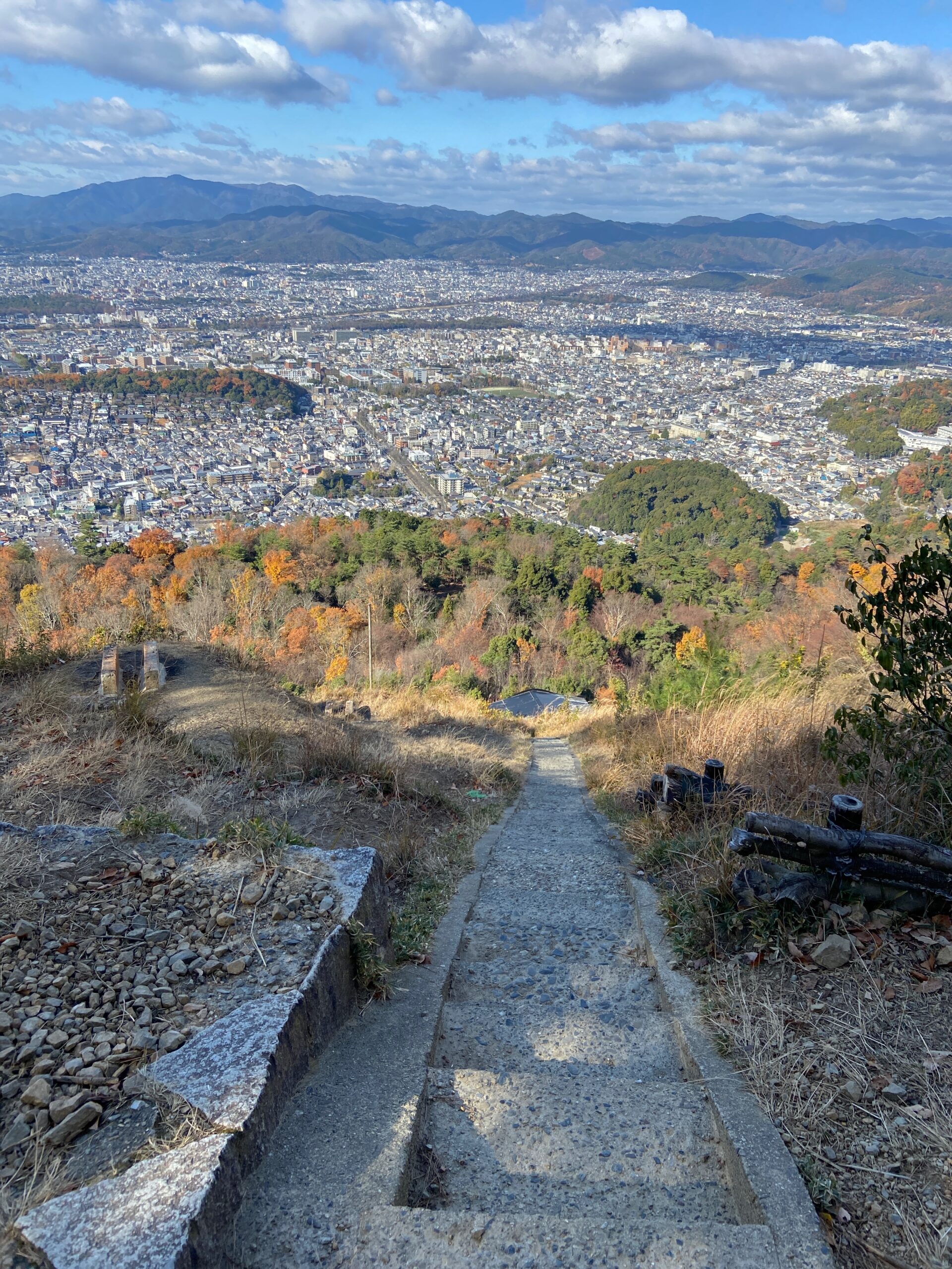 大文字山の火床から見下ろす秋の京都市街と紅葉