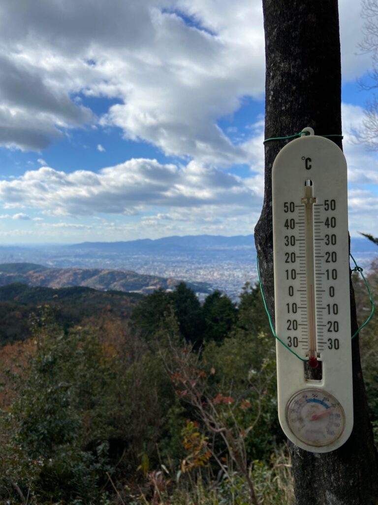 大文字山山頂の温度計と京都市街
