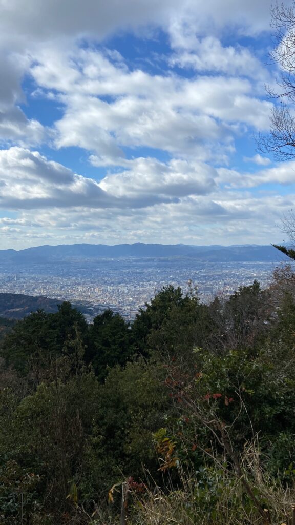 大文字山頂上から望む京都市街と広い空