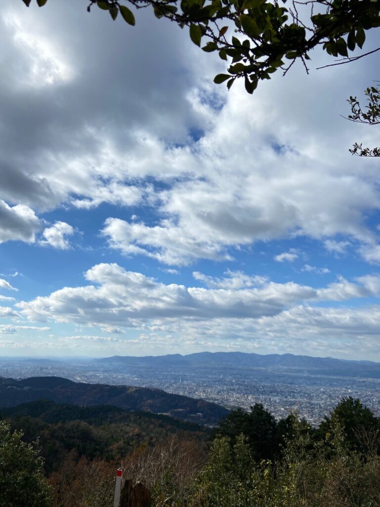 大文字山山頂から見渡す京都市街と山並みのパノラマ