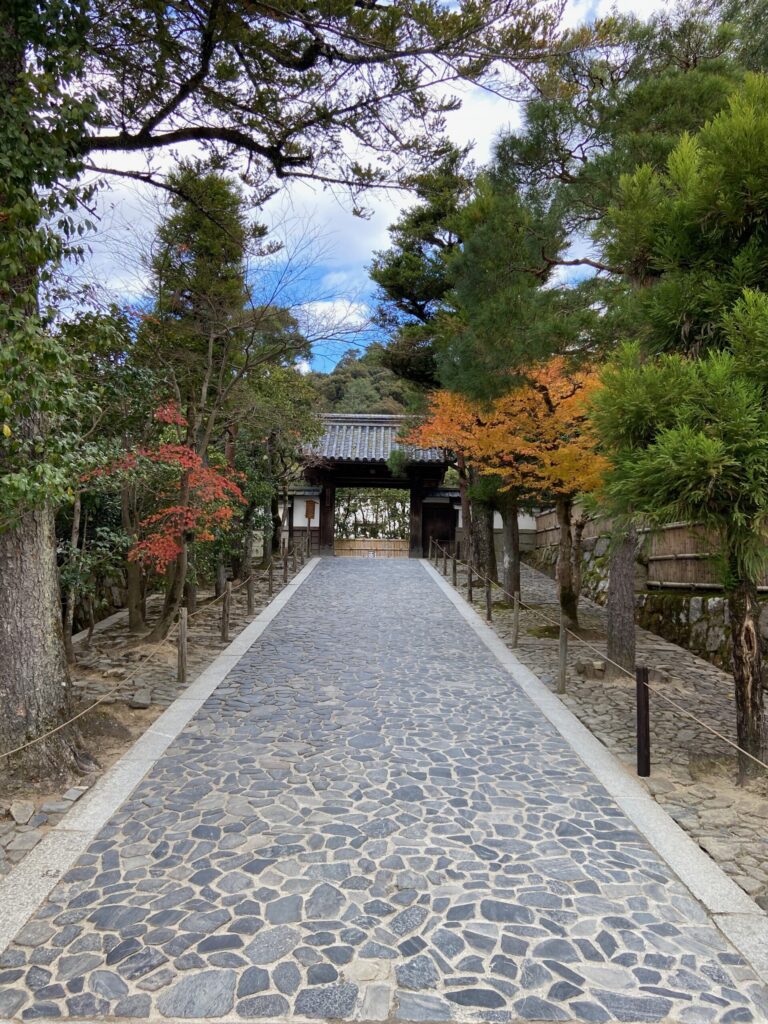 銀閣寺参道の石畳と紅葉・大文字山ハイキングの出発点