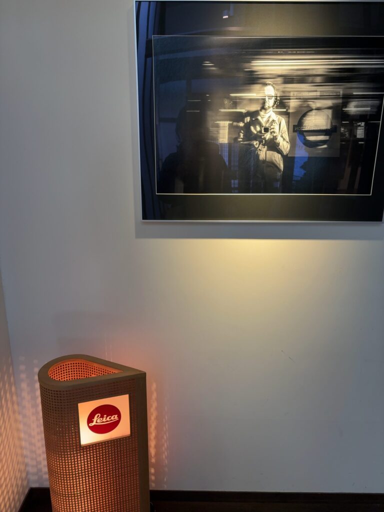 Alan Schaller写真展「Time To Reflect」。