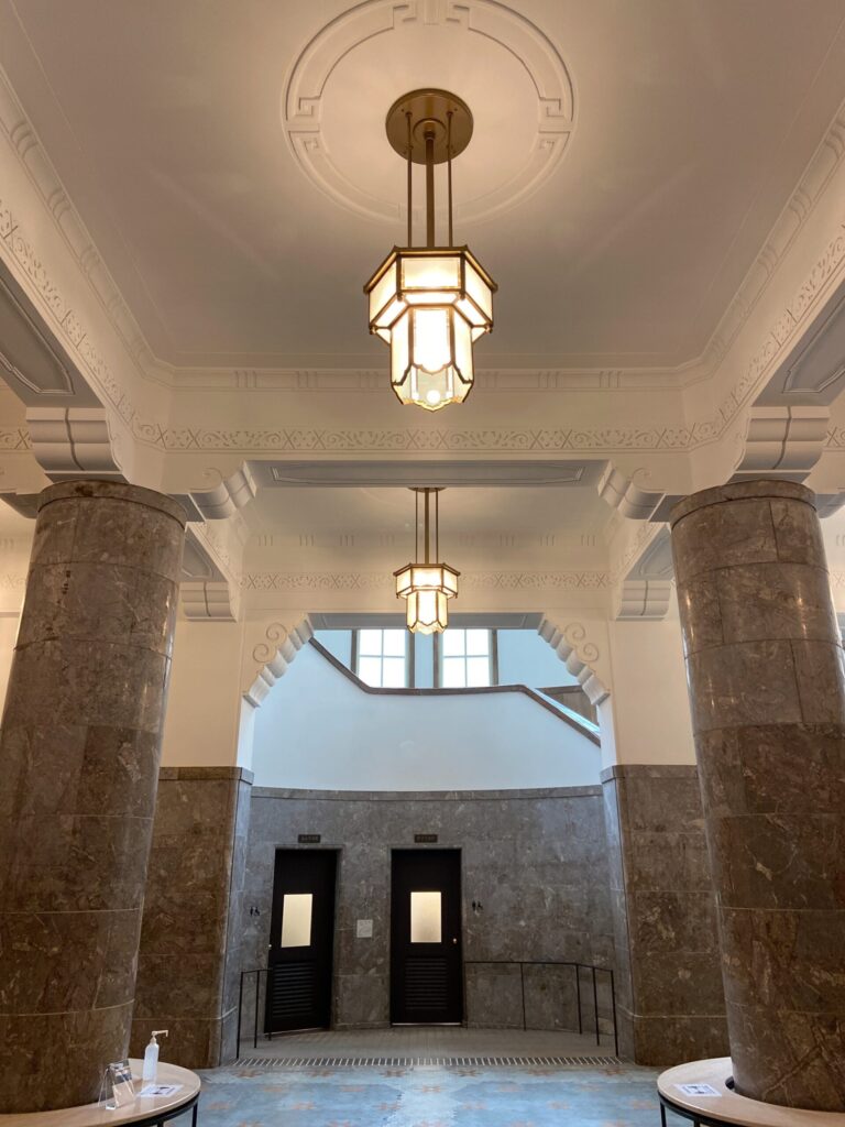 京都市京セラ美術館 館内 ホール 照明