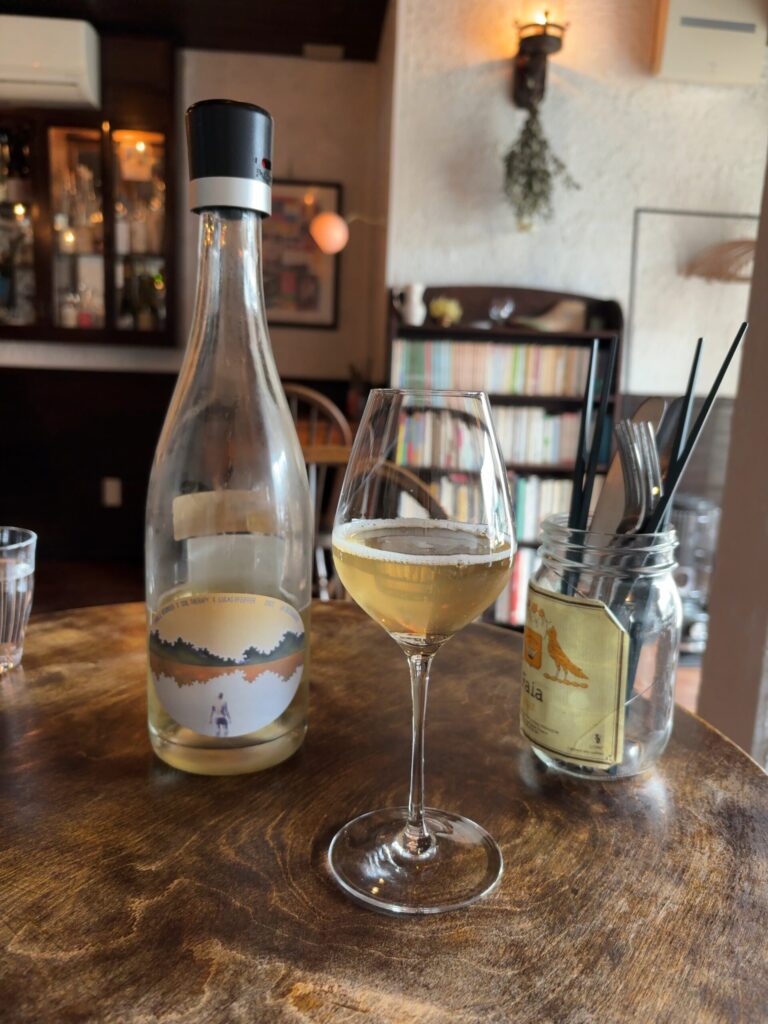 左京区　自然派ワインバーéperon 　店内　スパークリングワイン