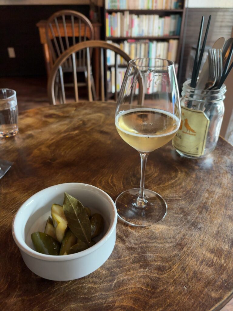 左京区　自然派ワインバーéperon 　店内　スパークリングワイン