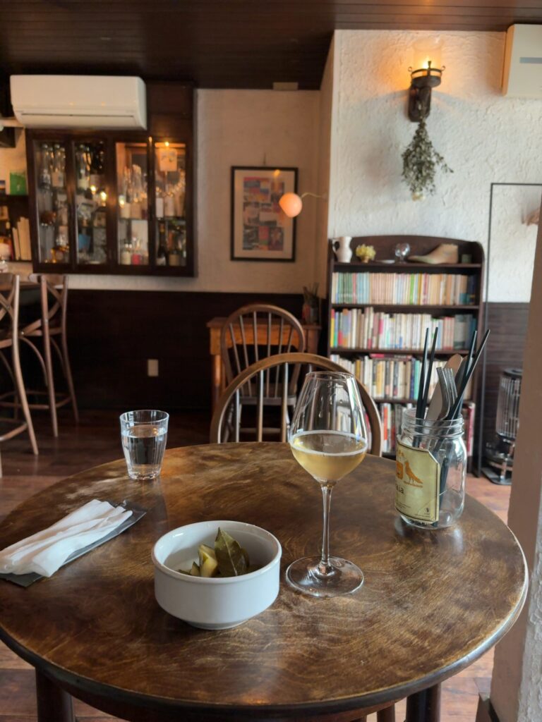 左京区　自然派ワインバーéperon 　店内　スパークリングワイン