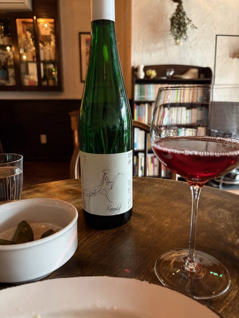 左京区　自然派ワインバーéperon 　店内　ロゼワイン