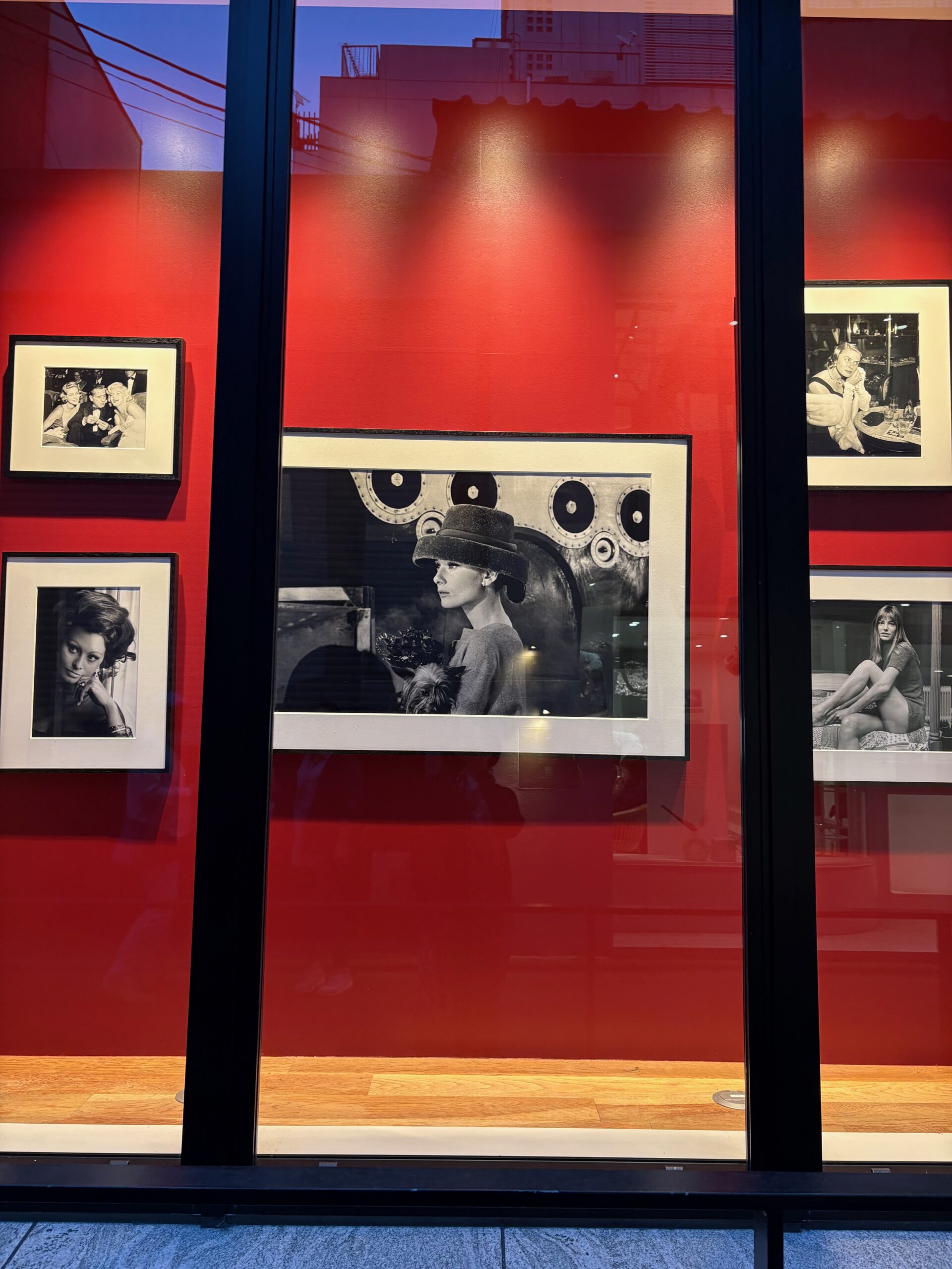 京都BAL 赤い壁にモノクロ写真のショーウィンドウ