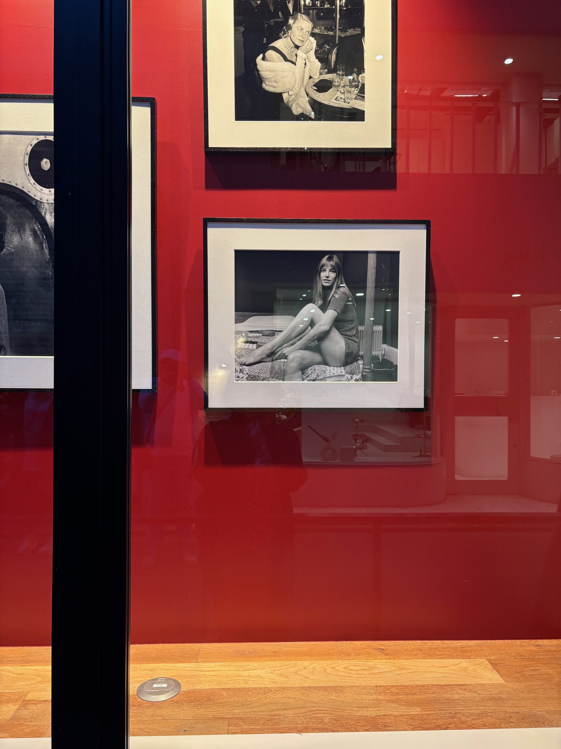 京都BAL 赤い壁にモノクロ写真のショーウィンドウ