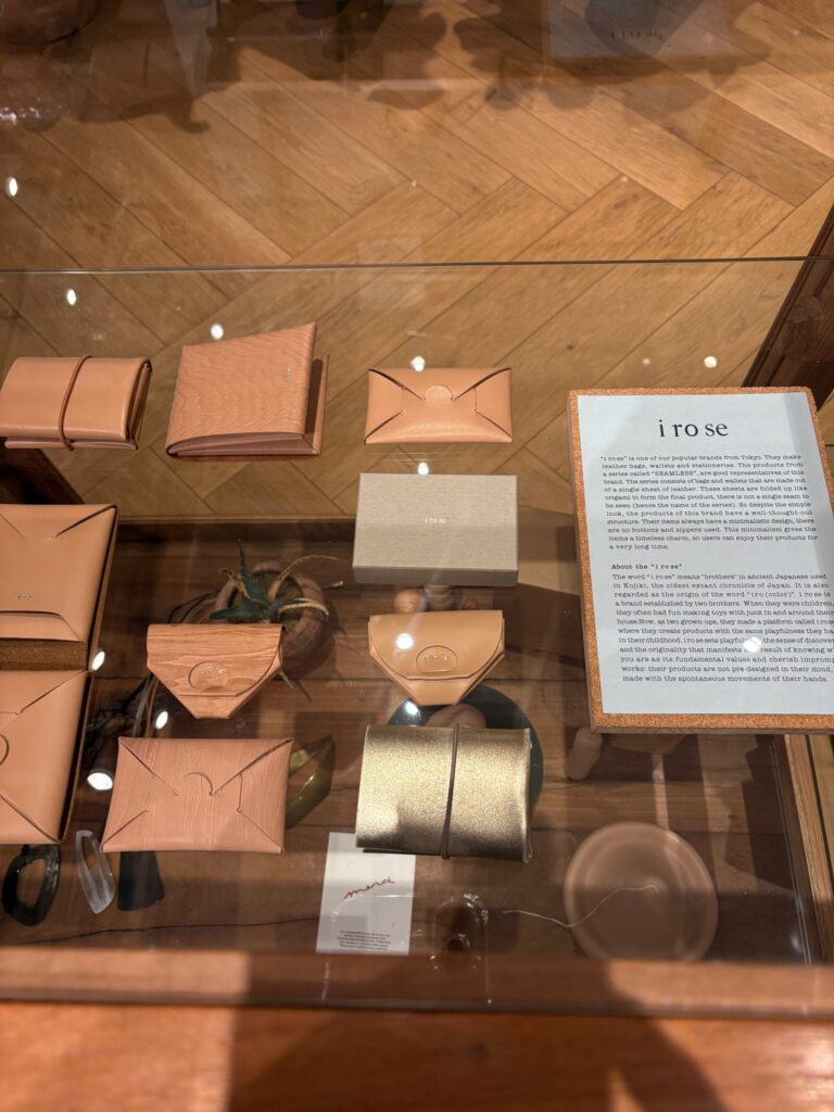 京都・新風館内のショップ Pilgrim Surf+Supplyの皮財布のショーケース