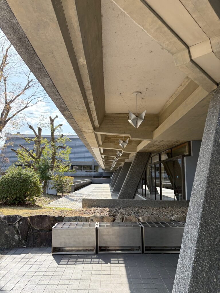 国立京都国際会館 春 モダン建築