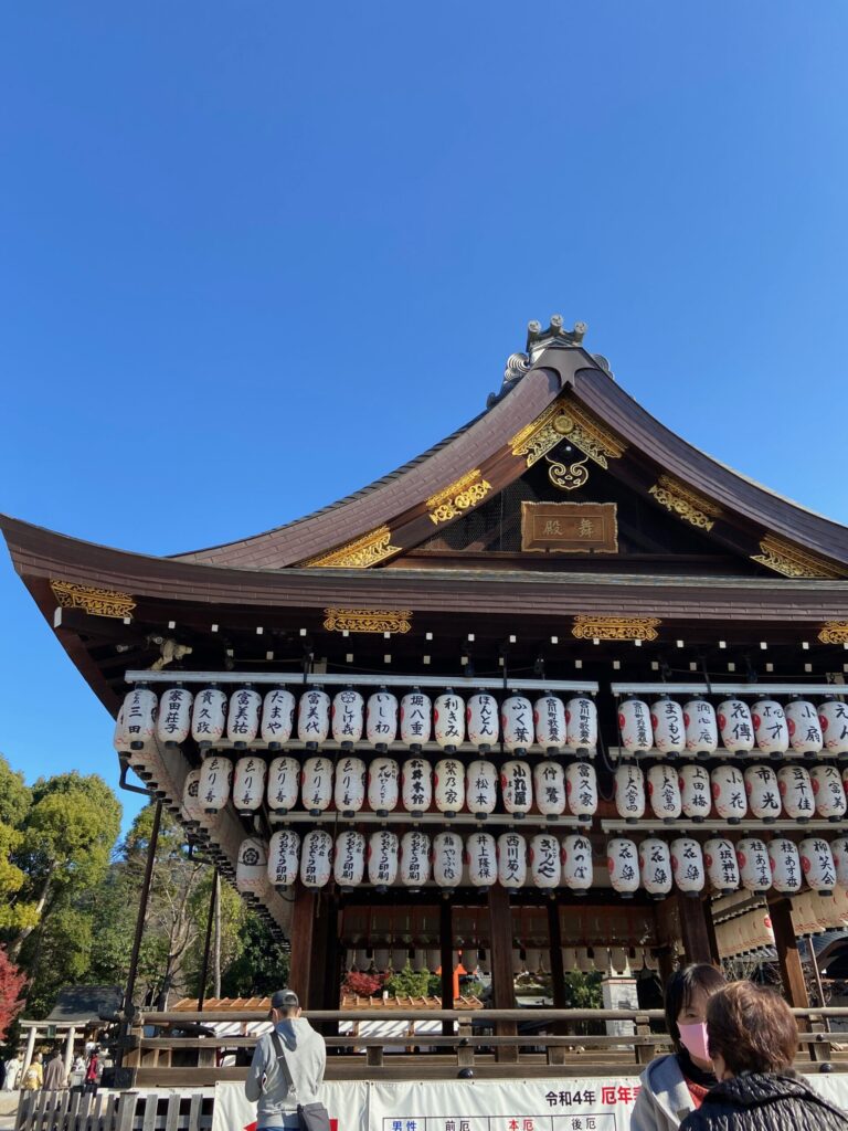 八坂神社 舞殿と青い空