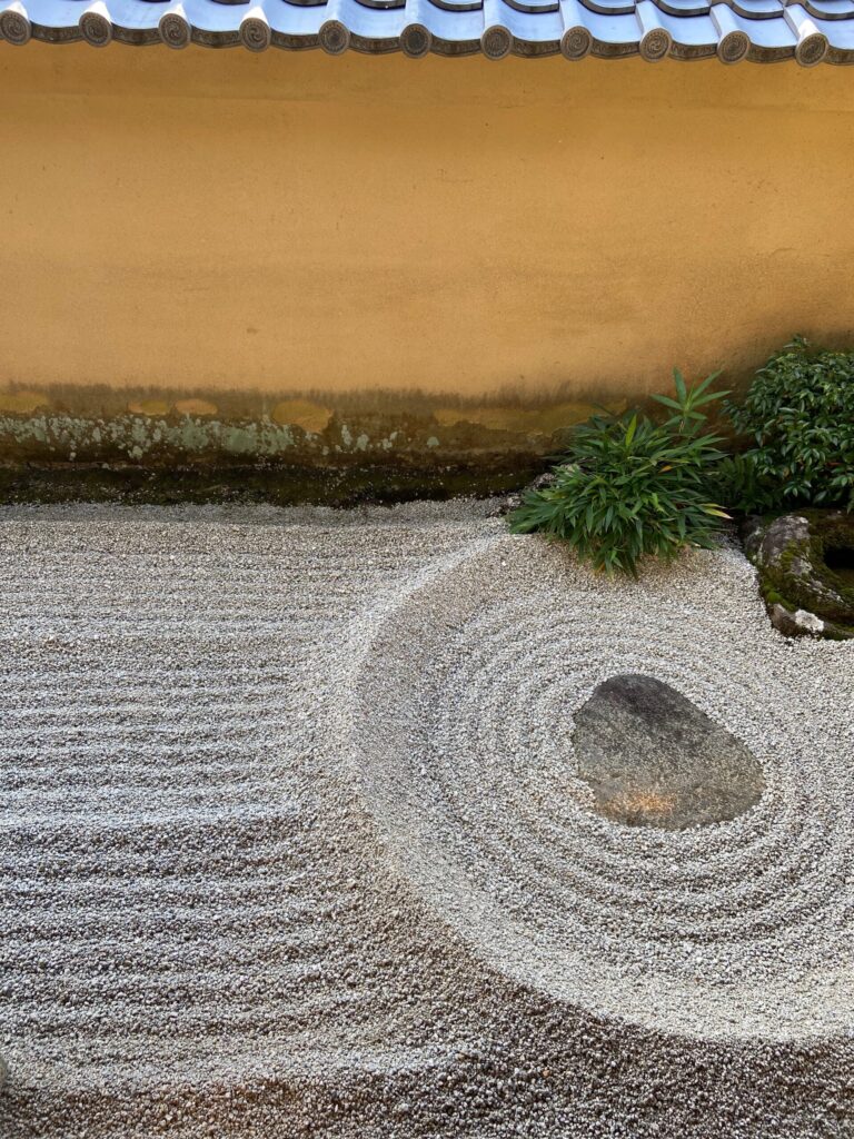 大徳寺・塔頭の枯山水、白砂利に描かれた円い波紋と石組