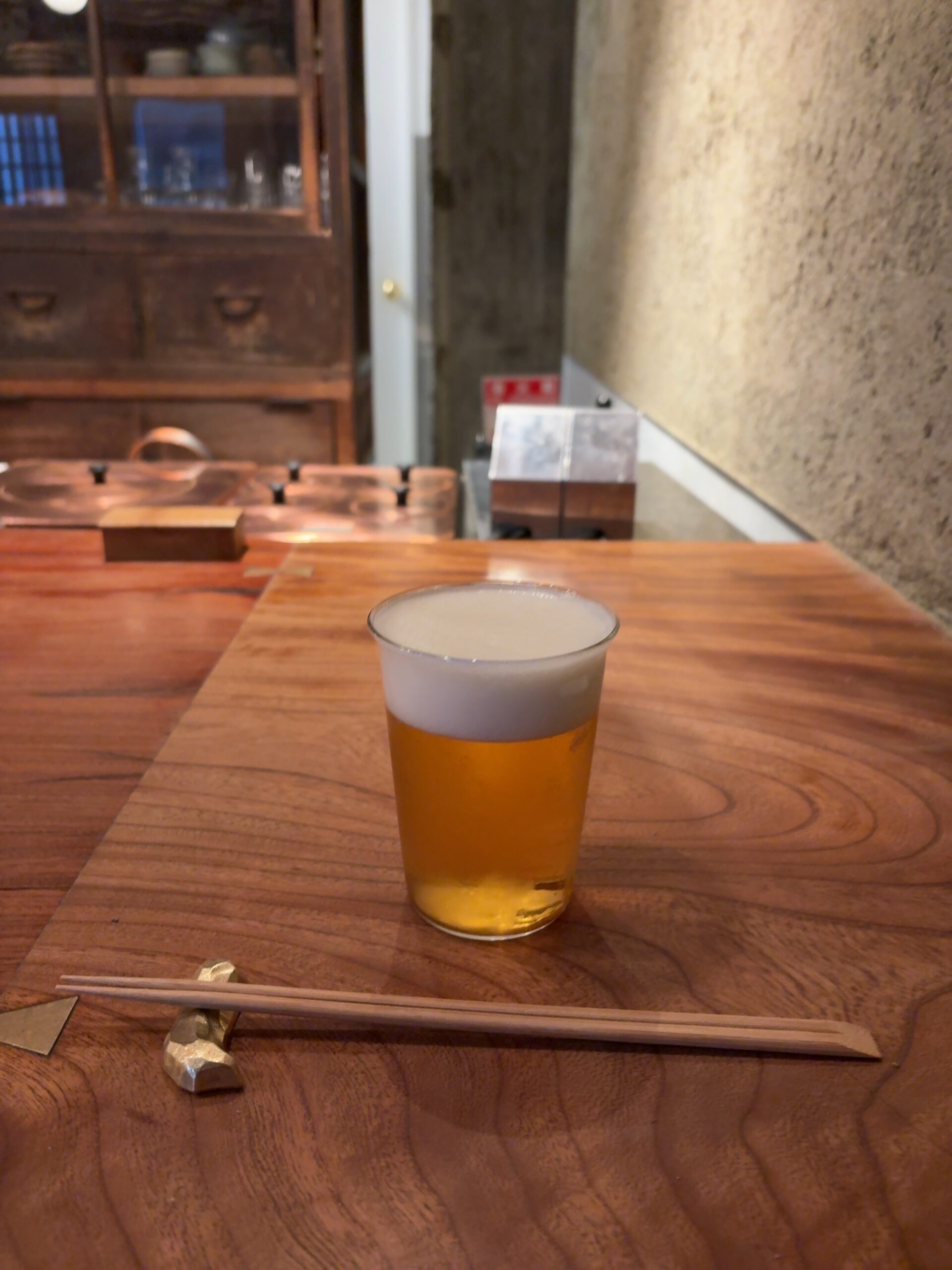 オテル・ドゥ・オガワのカウンター席でビール｜京都・祇園のひとり居酒屋