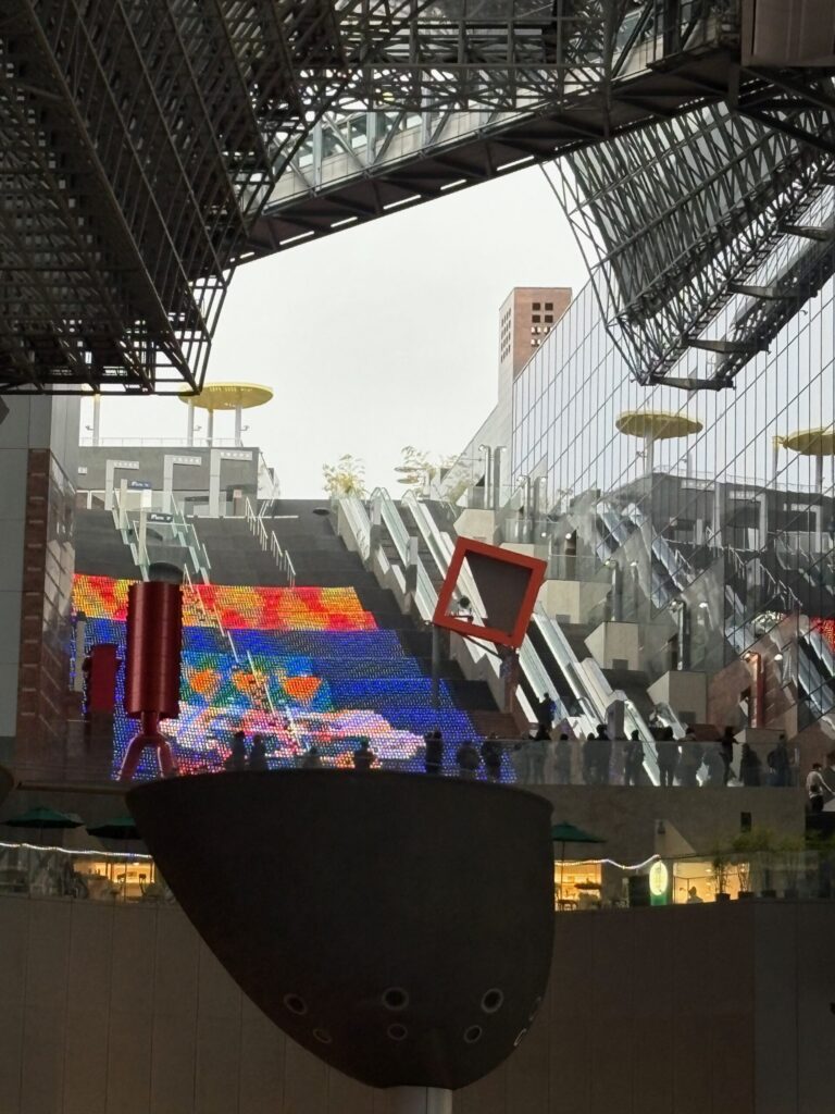 雨の京都駅 大階段グラフィカルイルミネーション