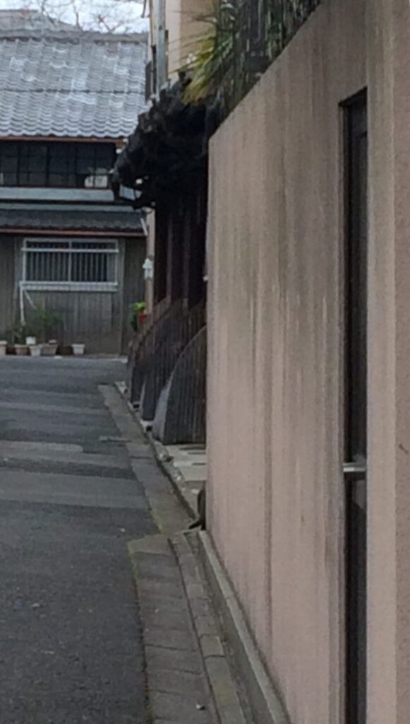 京都・御所南の細い路地と京町家