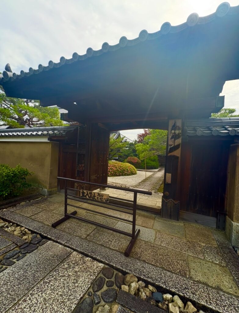 逆光に浮かぶ禅寺塔頭の山門