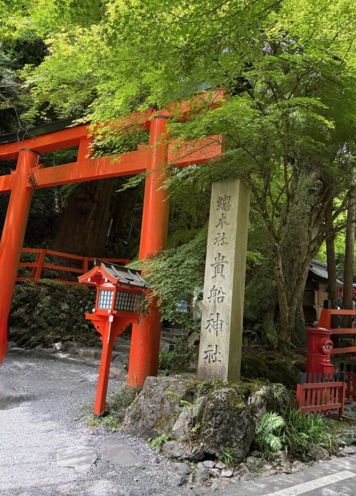 貴船神社の朱塗りの鳥居と「總本社 貴船神社」の社号標、青もみじと朱色の灯篭