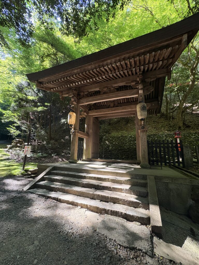 鞍馬寺の中門。杉木立の石段の上に建つ門で、本殿金堂まであと400メートル
