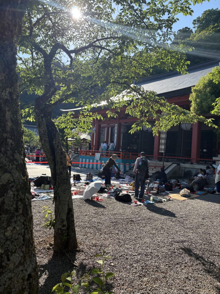 五月満月祭の本殿前庭。金剛床のまわりに心のともし灯を並べ、場所取りをする鞍馬寺の参拝者