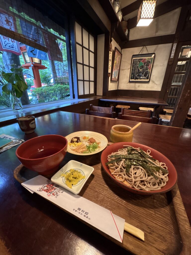 雍州路の雲珠そば。冷たい蕎麦を温かいつゆと七種の薬味でいただく、鞍馬の精進そば