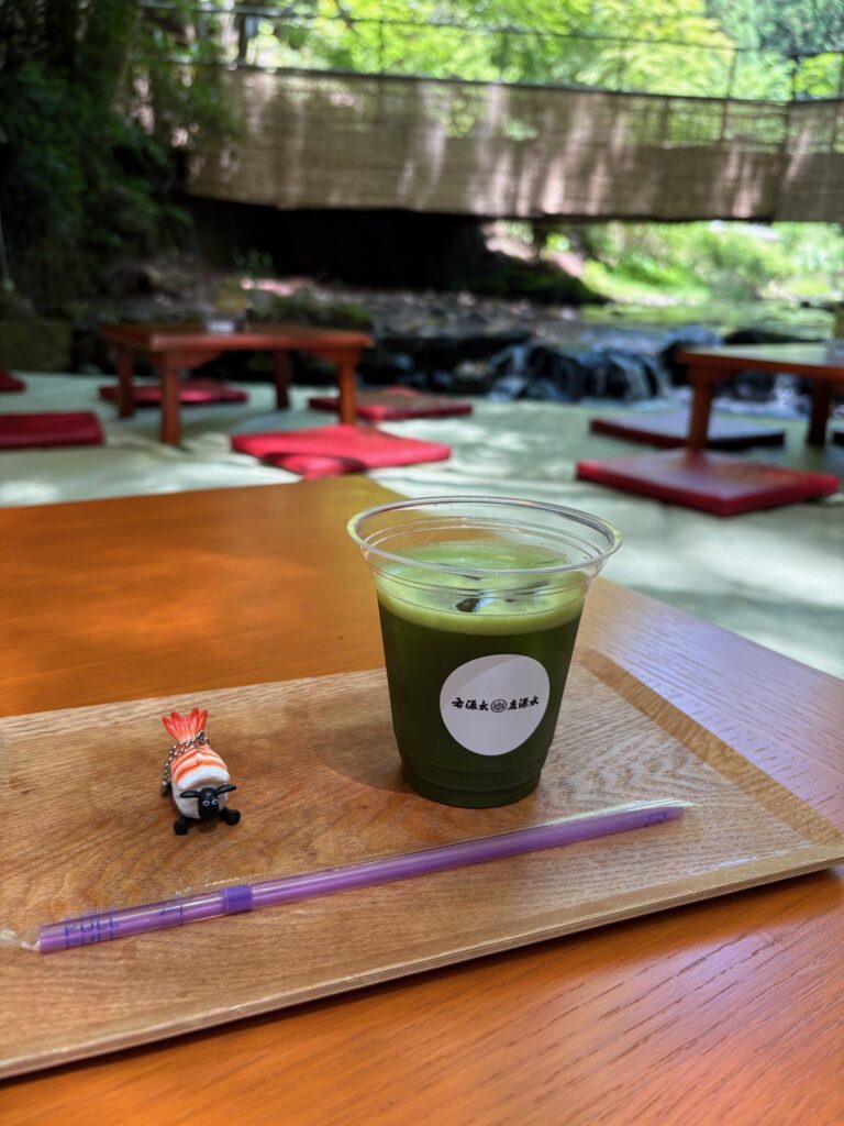 貴船・左源太の川床でいただく冷抹茶。左源太のロゴ入りカップと川のせせらぎ