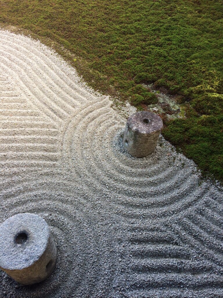 白川砂に砂紋を描いた苔庭と石