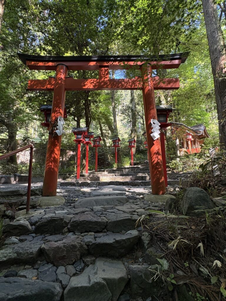 貴船神社・結社(中宮)の朱の鳥居と、赤い灯籠が並ぶ石段