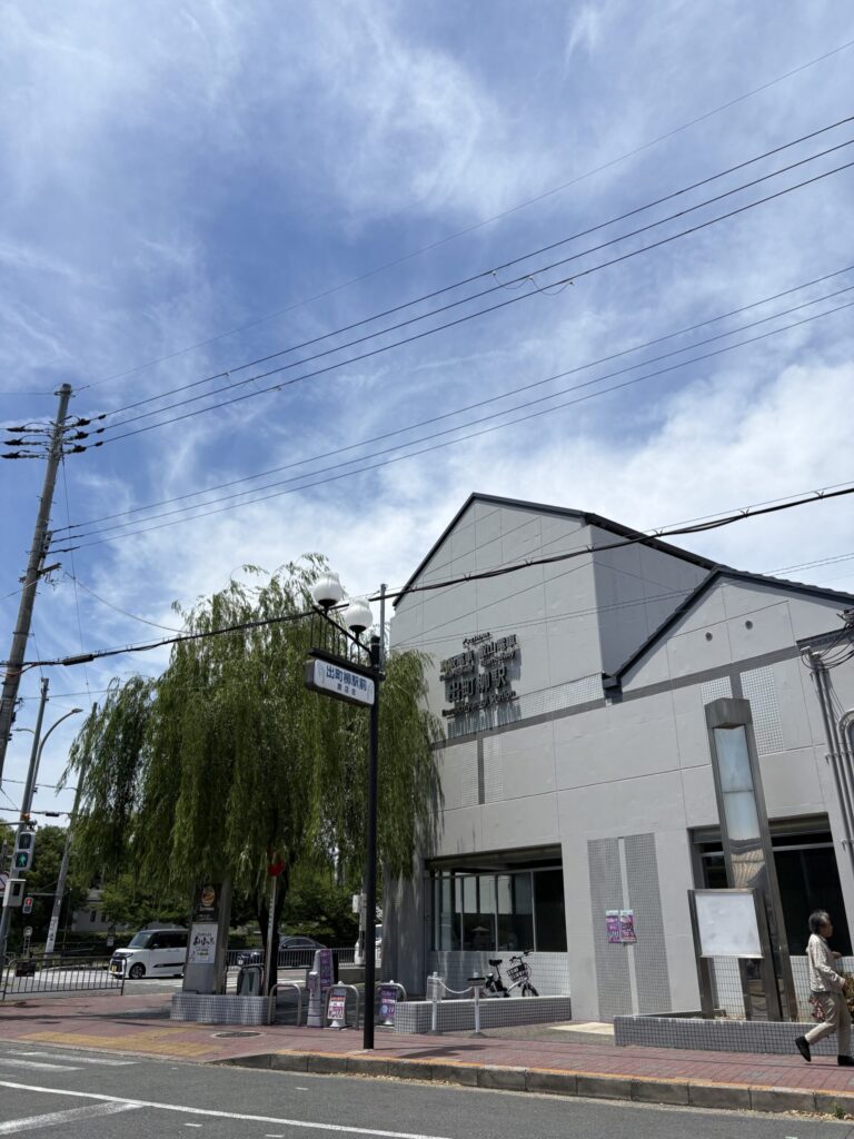 京都・出町柳駅前。柳の緑と青空、ロケ地さんぽの出発点