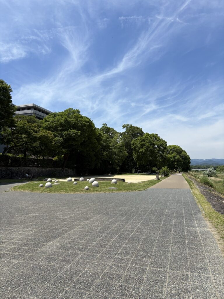 飛び石を渡った先の荒神口鴨川公園。『月待ちの笛』で待子が能管の音に惹かれた場所で、継承では、三八子と弟の悟が話す場所
