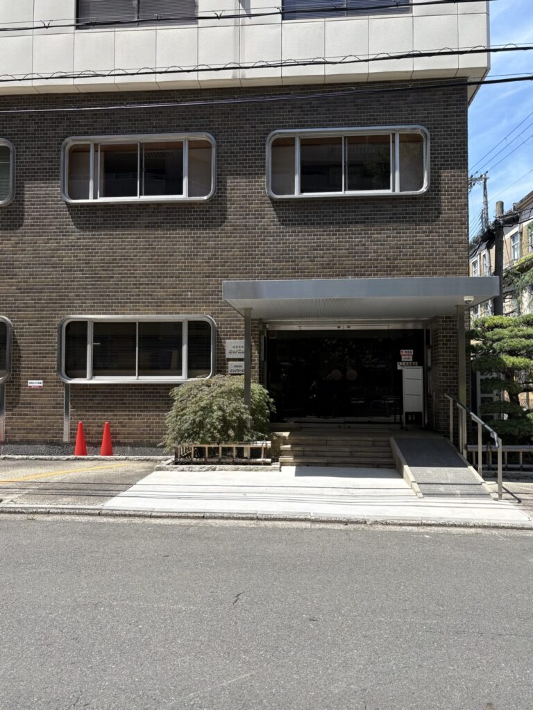 ミラノ工務店。ドラマでは六角総合法律事務所として登場