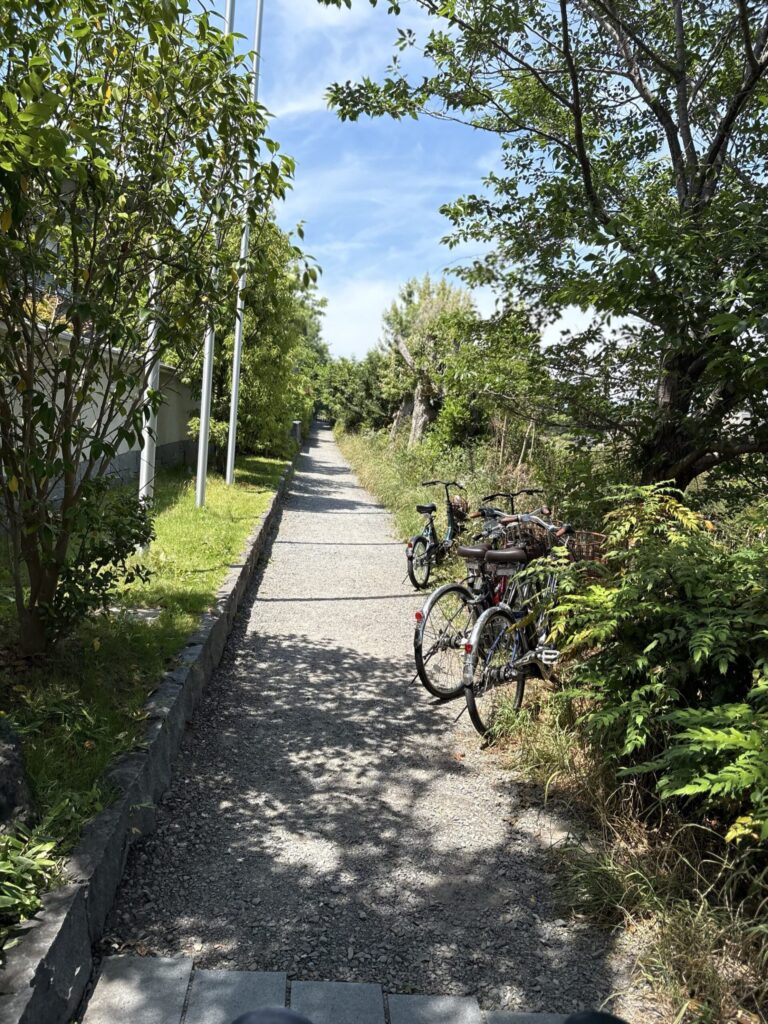ザ・リッツ・カールトン京都横の小径。鴨川の遊歩道へ下りていく
